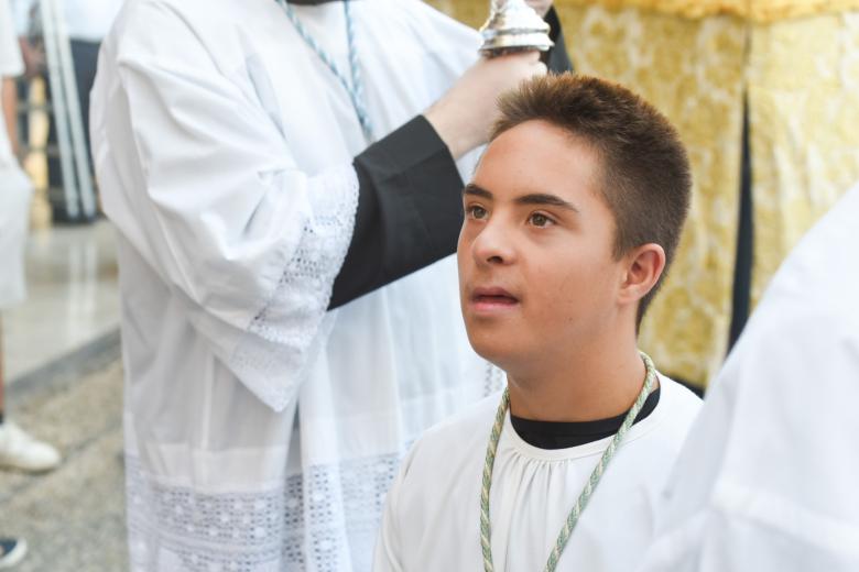 La procesión de la Virgen de Villaviciosa por el barrio de San Lorenzo, en imágenes