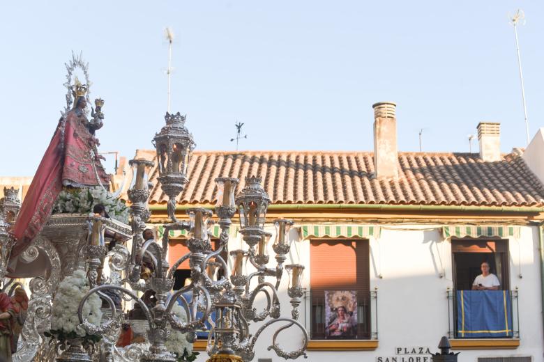 La procesión de la Virgen de Villaviciosa por el barrio de San Lorenzo, en imágenes