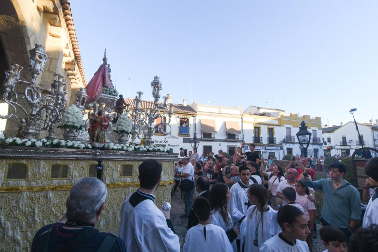 La procesión de la Virgen de Villaviciosa por el barrio de San Lorenzo, en imágenes