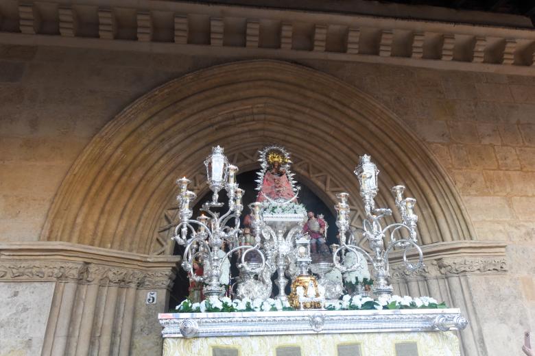 La procesión de la Virgen de Villaviciosa por el barrio de San Lorenzo, en imágenes