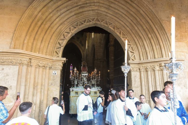 La procesión de la Virgen de Villaviciosa por el barrio de San Lorenzo, en imágenes