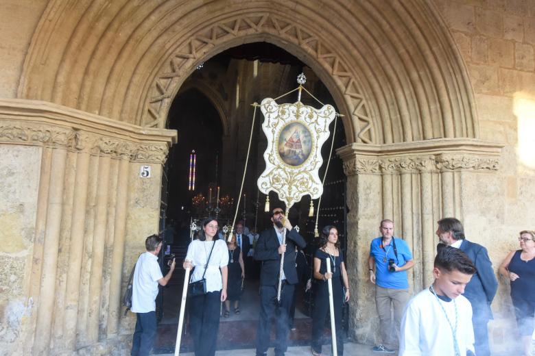 La procesión de la Virgen de Villaviciosa por el barrio de San Lorenzo, en imágenes