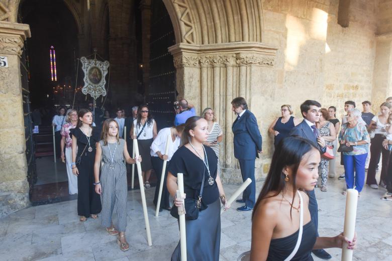 La procesión de la Virgen de Villaviciosa por el barrio de San Lorenzo, en imágenes