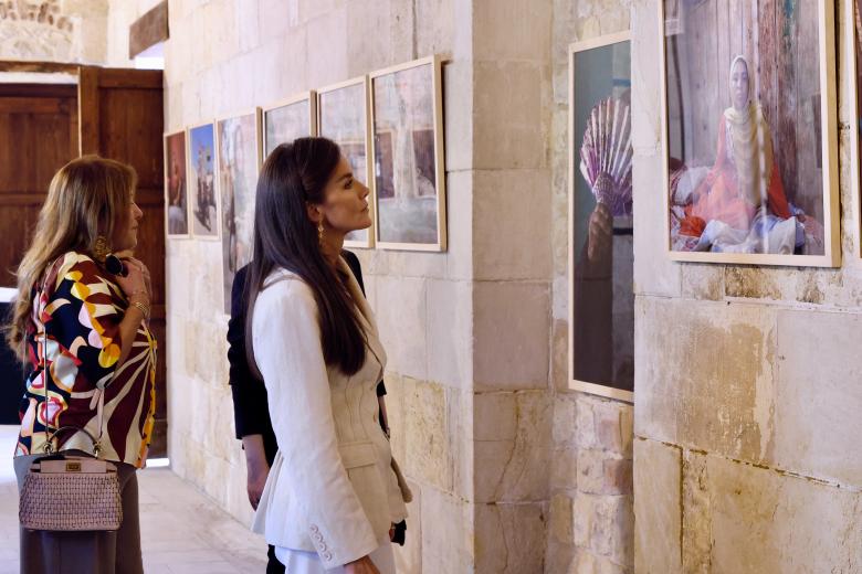 Doña Letizia observa una de las fotografías de la exposición en la Ciudad de los Muertos de El Cairo