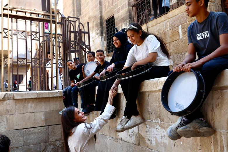 Unos niños ofrecen un concierto con tambores en honor de la Reina