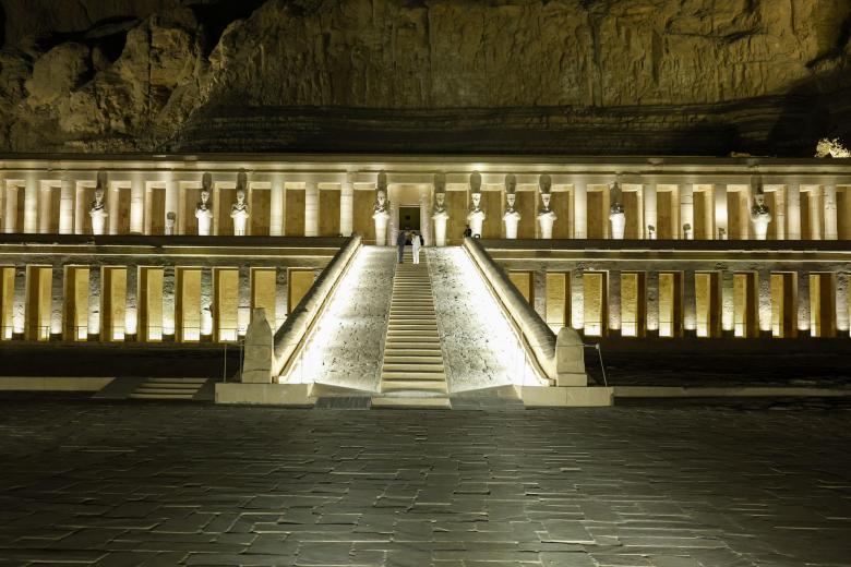 Una imagen de los Reyes en el Templo de Hatshelput, iluminado por empresaas españolas