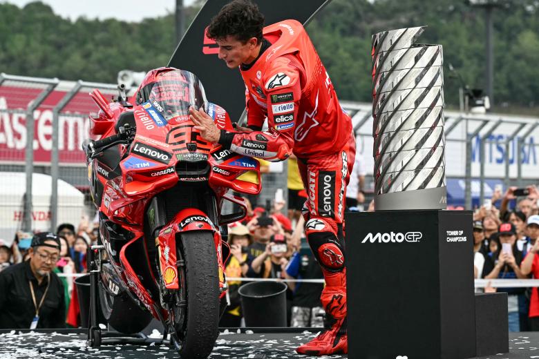 Marc Márquez celebra en el parque cerrado de Motegi su noveno título mundial, el séptimo en MotoGP y el primero como piloto de Ducati