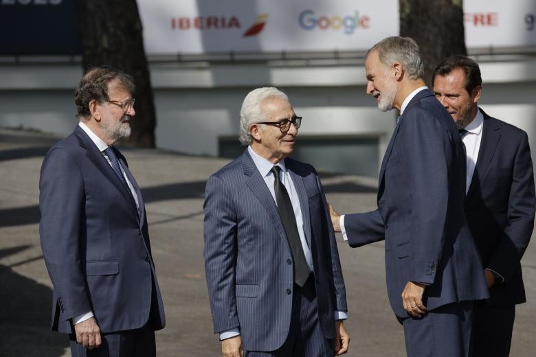 O GROVE (PONTEVEDRA), 02/10/2025.- El ex político Miquel Roca, interviene tras recibir el premio Foro La Toja como uno de los padres de la Constitución, un reconocimiento que recoge junto a Miguel Herrero y Rodríguez de Miñón, los dos políticos vivos de ese grupo de negociadores del texto constitucional, este jueves durante la inauguración del séptimo Foro La Toja-Vínculo Atlántico este jueves en O Grove (Pontevedra).- EFE/ Lavandeira Jr.