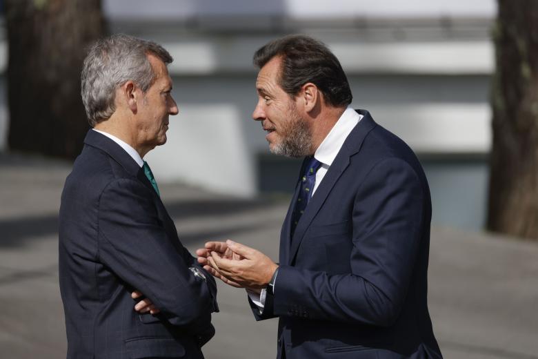 O GROVE (PONTEVEDRA), 02/10/2025.- El expresidente mexicano Ernesto Zedillo Ponce de León (i), el presidente ejecutivo de Iberdrola, Ignacio Sánchez-Galán (c), y el ex político y abogado catalán Miquel Roca Junyent charlan durante el acto de inauguración del séptimo Foro La Toja-Vínculo Atlántico este jueves en O Grove (Pontevedra) que analizará el plan de paz para Gaza. EFE/ Lavandeira Jr.