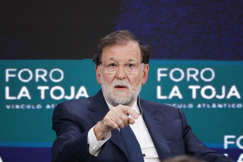 O GROVE (PONTEVEDRA), 02/10/2025.- El presidente de la Xunta de Galicia, Alfonso Rueda (i) y el ministro de Transportes y Movilidad Sostenible, Óscar Puente, charlan durante el acto de inauguración del séptimo Foro La Toja-Vínculo Atlántico este jueves en O Grove (Pontevedra) que analizará el plan de paz para Gaza. EFE/ Lavandeira Jr.