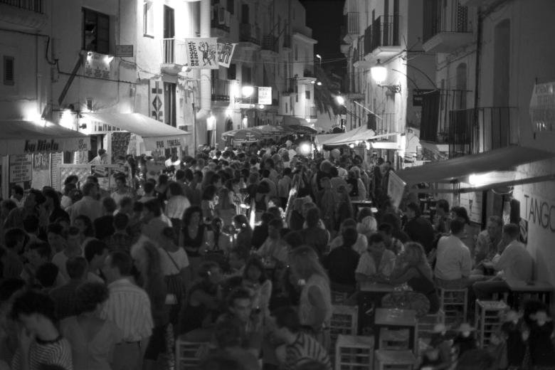 Ibiza, 8-8-1988.- Aspecto de las terrazas y bares de copas de las calles cercanas al puerto de Ibiza.