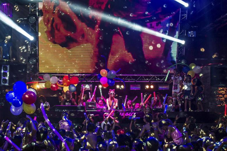 Paris Hilton en la discoteca Amnesia, en Ibiza, durante la fiesta Foam & Diamonds Kids, la versión infantil de su proyecto musical Foam & Diamonds. Esta fiesta de la espuma infantil se celebra cada verano en Amnesia en beneficio de Apneef, la Asociación de Personas con Necesidades Especiales de Eivissa y Formentera.