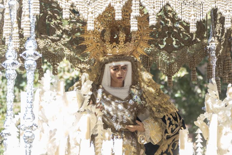 SEVILLA, 25/10/2025.- Traslado de la Esperanza de Triana a la Santa Catedral de Sevilla, este sábado. Tras varias semanas donde la Esperanza de Triana ha recorrido el Poligono Sur y las 3000 Viviendas, la Esperanza acude a la Catedral  culminando su recorrido misionero, donde permanecerá una semana hasta su vuelta ya a su iglesia en la calle Pureza. EFE/David Arjona