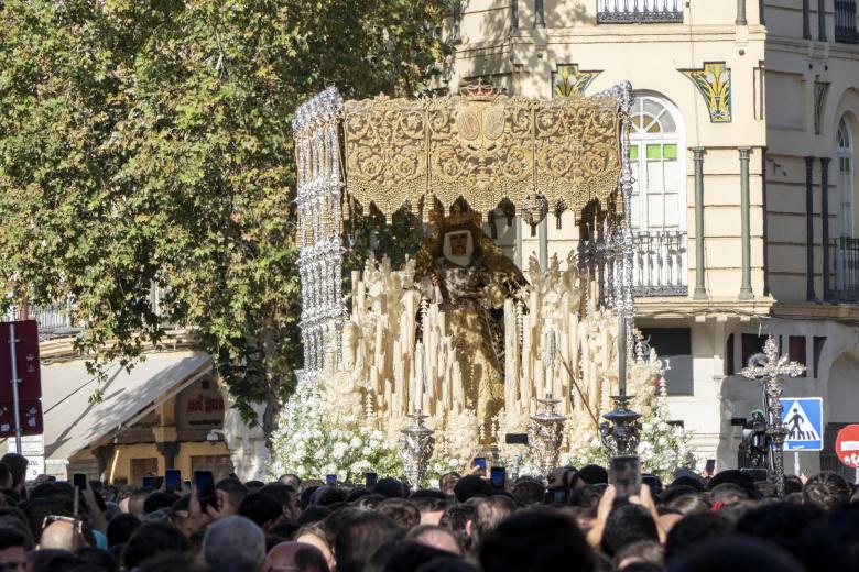 SEVILLA, 25/10/2025.- Traslado de la Esperanza de Triana a la Santa Catedral de Sevilla, este sábado. Tras varias semanas donde la Esperanza de Triana ha recorrido el Poligono Sur y las 3000 Viviendas, la Esperanza acude a la Catedral  culminando su recorrido misionero, donde permanecerá una semana hasta su vuelta ya a su iglesia en la calle Pureza. EFE/David Arjona