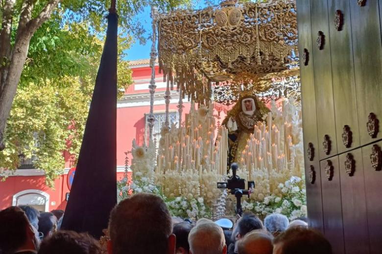 La Esperanza de Triana ha pasado por la calle Adriano y ha saludado a la Hermandad del Baratillo en una sola chicotá con tres marchas y entre aplausos y vivas.