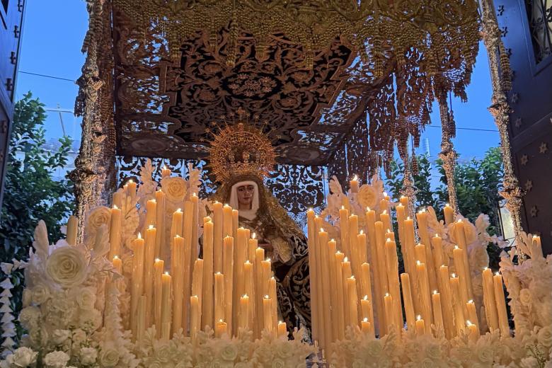 La Esperanza de Triana saludaba al amanecer a la Hermandad de la Estrella, que la recibía en su capilla de la calle San Jacinto