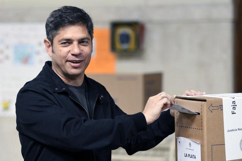 People queue to vote at a polling station during the national midterm legislative election in Buenos Aires on October 26, 2025. Argentines head to the polls for a midterm election that will determine whether President Javier Milei enters the second half of his term bolstered or diminished as economic troubles abound despite unprecedented US aid. (Photo by Alejandro PAGNI / AFP)
