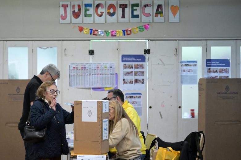 Argentina's former president (2015-2019) Mauricio Macri arrives at a polling station to vote during the national midterm legislative election in Buenos Aires on October 26, 2025. Argentines head to the polls for a midterm election that will determine whether President Javier Milei enters the second half of his term bolstered or diminished as economic troubles abound despite unprecedented US aid. (Photo by JUAN MABROMATA / AFP)
