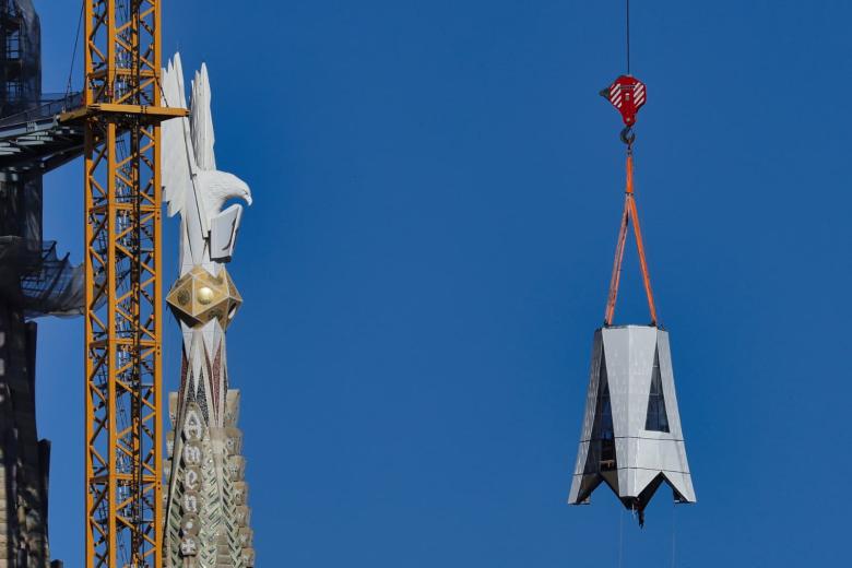 Instalación del primer elemento de la cruz de la torre de Jesucristo, en la Sagrada Familia