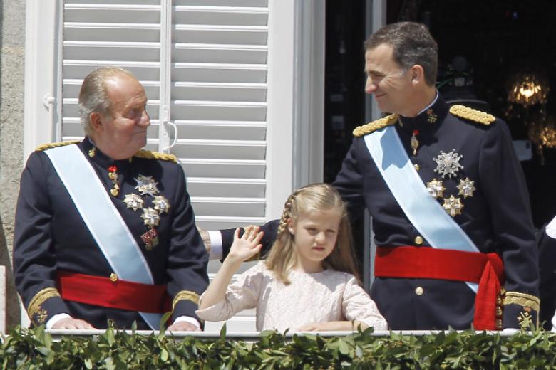 El Rey Juan Carlos, el Rey Felipe VI y la Princesa Leonor, en el balcón del Palacio Real el día de la Coronación de Don Felipe