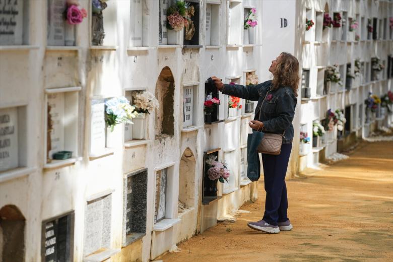 Numerosas personas limpian y decoran las tumbas de sus familiares para rendir homenaje a sus seres queridos