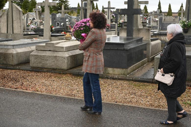 El cementerio de León recibe visitantes el Día de Todos los Santos