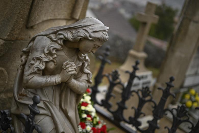 etalle de la escultura de una lápida en el cementerio de San Francisco en Orense