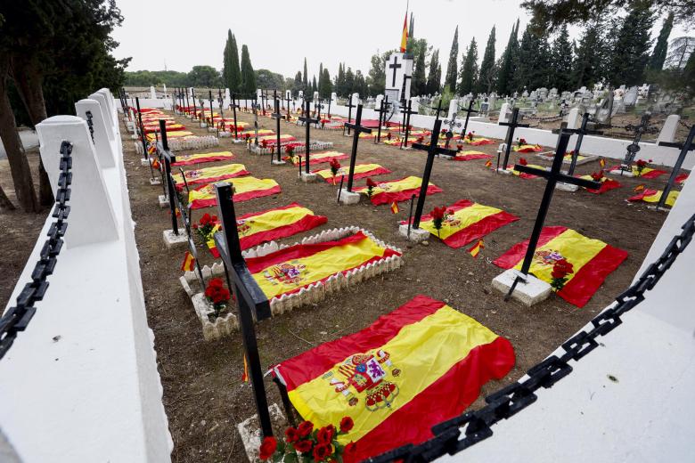Vista de varias tumbas de soldados caídos durante la Guerra Civil cubiertos con la bandera de España este viernes en el Cementerio de Torrero de Zaragoza