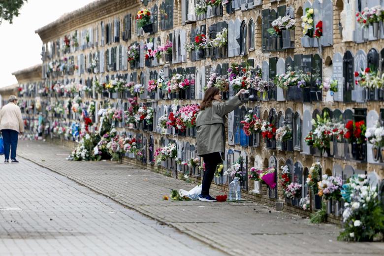 Familiares colocan flores en los nichos el cementerio de Torrero de Zaragoza