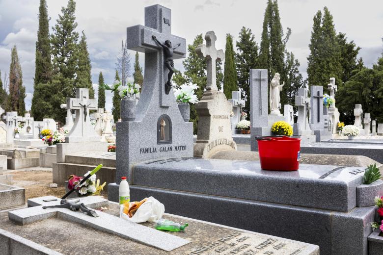 Tareas de limpieza en el cementerio de Toledo