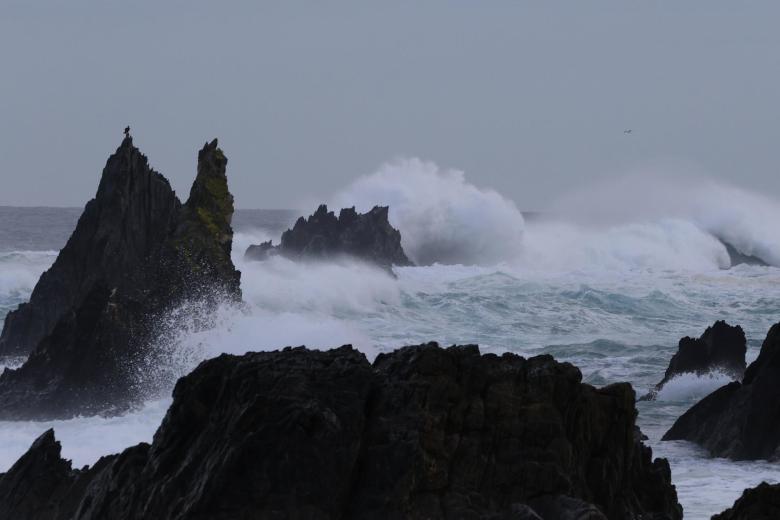 VALDOVIÑO (A CORUÑA), 11/11/2025.- Un frente atlántico asociado a la borrasca Claudia dejará precipitaciones, especialmente en Galicia y también afectarán al oeste de Castilla y León y noroeste de Extremadura. La temperaturas máximas experimentarán, en general, un ascenso. En la imagen, la playa de A Frouxeira en Valdoviño (A Coruña) esta mañana. EFE/ kiko delgado