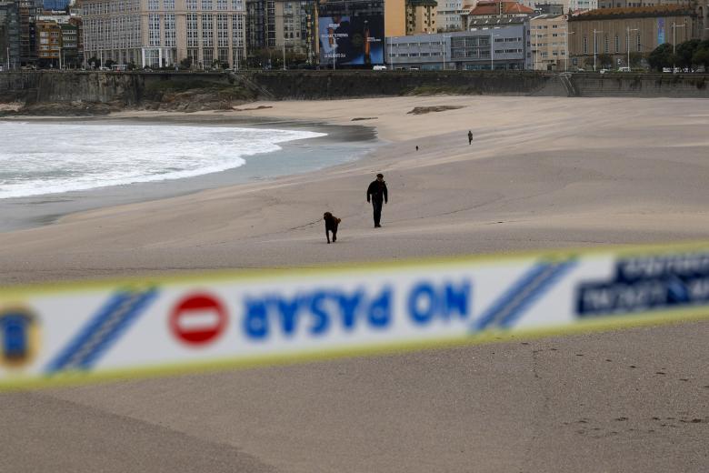 A CORUÑA (ESPAÑA), 11/11/2025.- Una mujer observaba el mar este martes desde la playa del Orzán, en A Coruña, donde la tormenta Claudia empieza a dejarse sentir con lluvias y fuertes vientos en la costa de Galicia, donde permanece activa la alerta naranja por oleaje y mar de viento en toda la costa, a excepción de la Mariña lucense, donde el qviso es de nivel amarillo. EFE/Cabalar