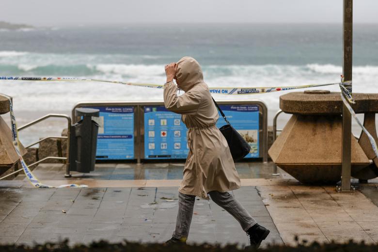 FOTODELDÍA PORTOSIN, A CORUÑA, 04/11/2025.- Una deportista aprovecha el fuerte viento para navegar en wing-foil en la ría de Muros y Noia, este martes. Las fuertes rachas de viento previstas para hoy, que en algunos puntos de Asturias pueden superar los 100 kilómetros por hora, han puesto en alerta a cinco comunidades autónomas, según los datos de la Agencia Estatal de Meteorología (Aemet). Están en alerta las comunidades de Asturias, Cantabria, Castilla y León, Galicia y Navarra. EFE/Lavandeira jr