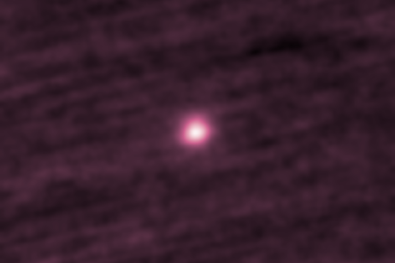 Esta imagen muestra el cometa interestelar 3I/ATLAS como un orbe brillante y difuso en el centro. Viajando a través de nuestro sistema solar a 209 000 kilómetros por hora (130 000 millas por hora), 3I/ATLAS se hizo visible mediante una serie de imágenes apiladas y coloreadas, tomadas entre el 11 y el 25 de septiembre con el instrumento Heliocentric Imager-1 (H1), un generador de imágenes de luz visible a bordo de la nave espacial STEREO-A (Observatorio de Relaciones Solar-Terrestres). La coloración se aplicó para diferenciar la imagen de las imágenes captadas por otras naves espaciales.