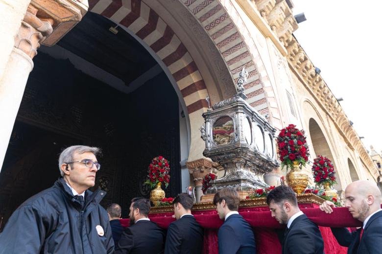 Las Reliquias de los Santos Mártires en procesión, en imágenes