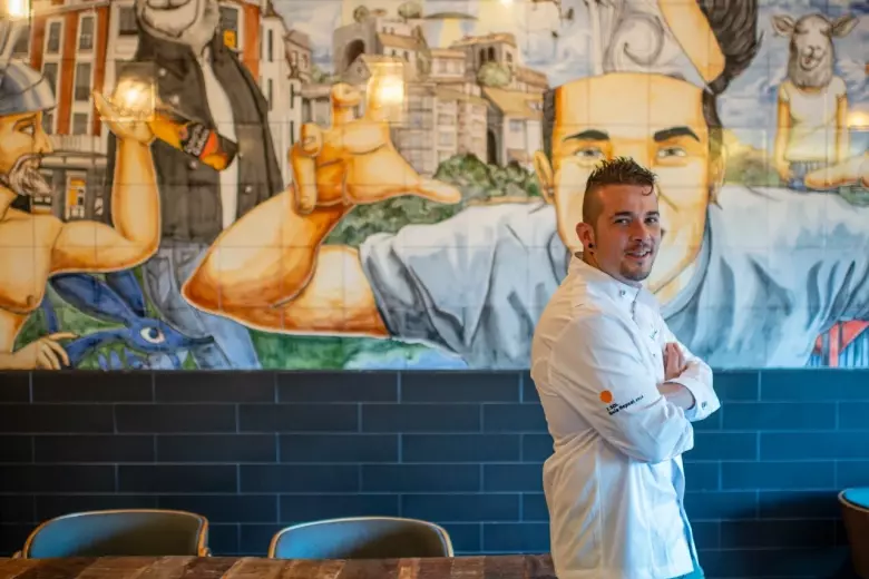 Carlos Maldonado en su restaurante 'Raíces'