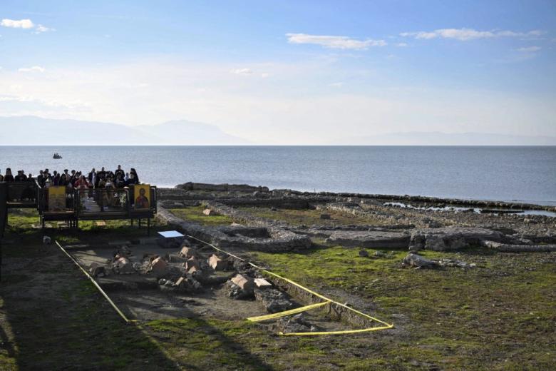 "La reconciliación es hoy un llamamiento que surge de toda la humanidad afligida por los conflictos y la violencia. El deseo de plena comunión entre todos los creyentes en Jesucristo va siempre acompañado de la búsqueda de la fraternidad entre todos los seres humanos", añadió.