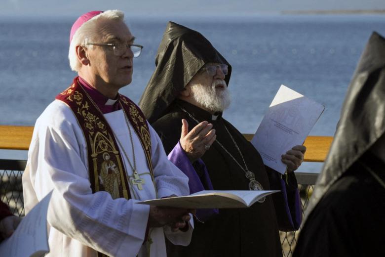 "Existe una hermandad universal, independientemente de la etnia, la nacionalidad, la religión o la opinión", destacó rodeado de los patriarcas ortodoxos y otras ramas del cristianismo.