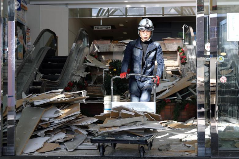 HACHINOHE (Japan), 09/12/2025.- A worker cleans debris at a shopping center in Hachinohe, Aomori prefecture, northeastern Japan, 09 December 2025. A powerful quake with a magnitude of 7.5 hit northeastern Japan late 08 December 2025, triggering tsunami warnings in coastal areas of northeast Japan and Hokkaido. More than 30 people had been injured in the late-night earthquake. (Terremoto/sismo, Japón) EFE/EPA/JIJI PRESS JAPAN OUT EDITORIAL USE ONLY/