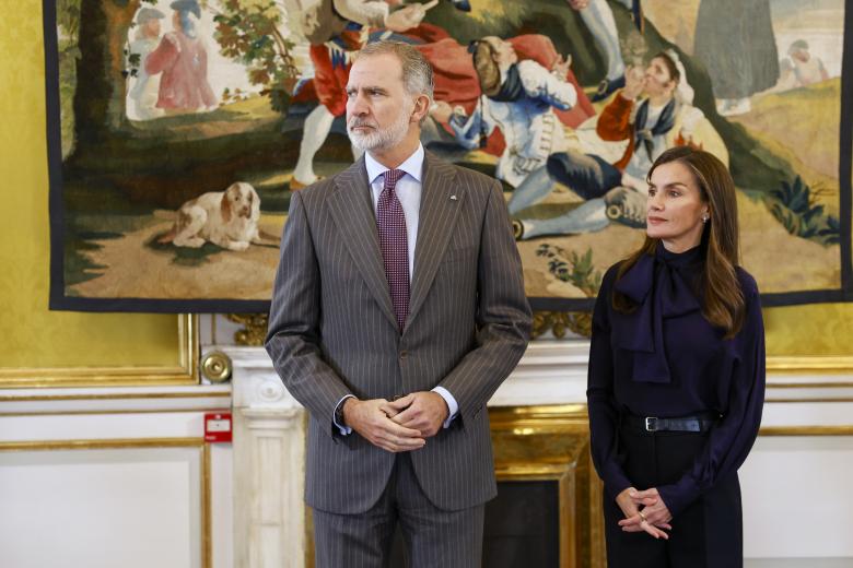 ARANJUEZ (MADRID), 09/12/2025.-Los reyes Felipe VI y Letizia entregan el Premio “Ñ” 2025 a la crítica y catedrática de Teatro y Artes Cinematográficas de la Universidad de Londres, María Delgado, antes de presidir el Patronato del Instituto Cervantes, en el que participa también el presidente del Gobierno, Pedro Sánchez, y los ministros de Asuntos Exteriores, José Manuel Albares, y de Cultura, Ernest Urtasun, este martes junto a los patronos del Instituto Cervantes, Embajadores Iberoamericanos acreditados en España y autoridades.-EFE/ Chema Moya POOL