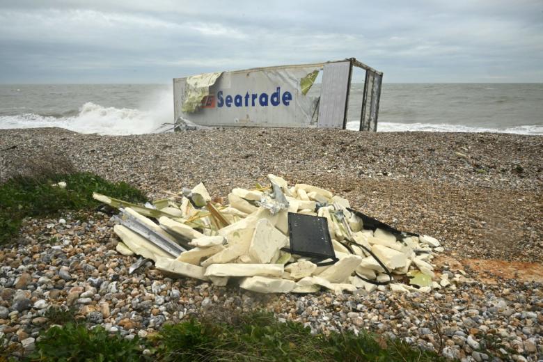 En la imagen, una pila de escombros frente a un contenedor dañado que llegó a la costa de Selsey, en el sur de Inglaterra. Las autoridades instaron a la gente a evitar las playas debido a la posibilidad de encontrar fragmentos de metal.