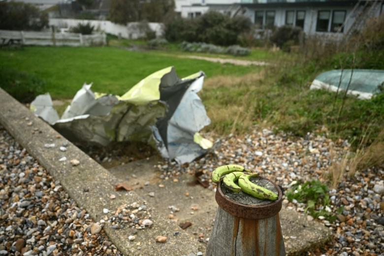 Un portavoz de la Agencia de Guardacostas declaró: «Hasta la fecha, once de los 16 contenedores perdidos del carguero han sido arrastrados a la costa en zonas de West Sussex». Las autoridades locales realizaron una gran operación de limpieza y aseguraron los contenedores con la ayuda de una empresa especializada, indicó el consejo de West Sussex en un comunicado.