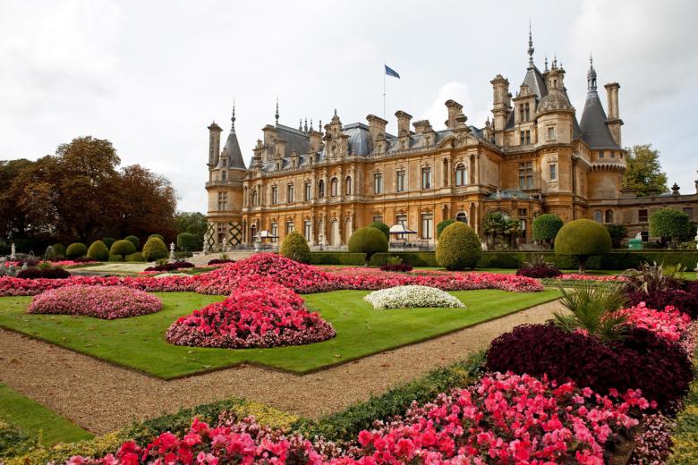 Construida por la familia Rothschild, Waddesdon Manor destaca por su estilo inspirado en los castillos franceses del Loira. Ha aparecido en “The Crown” y en “Downton Abbey” como ejemplo del lujo y la jerarquía social de la época. Es una de las residencias más fotogénicas y visitadas del sur de Inglaterra.