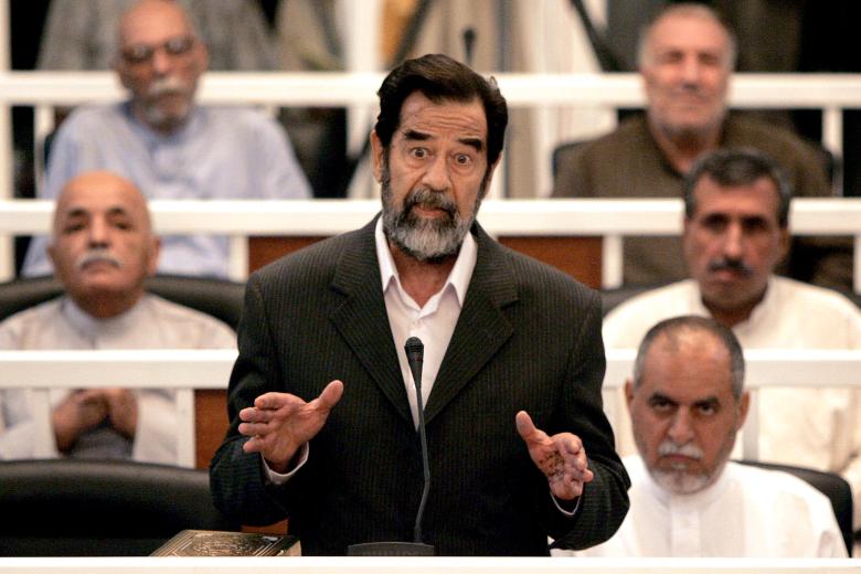 Saddam Hussein en 2005 DECLARANDO DURANTE EL JUICIO ORGANIZADO POR LA MASACRE EN DUJAIL