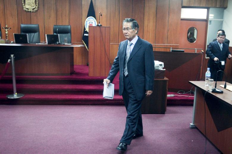 ARCHIVO: Una fotografía del 30 de septiembre de 2009 muestra al expresidente peruano Alberto Fujimori esperando el fallo del tribunal en Lima, Perú. Fujimori no había recibido atención psiquiátrica para tratar su depresión grave, según ha admitido el jefe de salud mental del Instituto Nacional de Enfermedades Neoplásicas (INEN), Hugo Lozada, quien también ha añadido que ya se han tomado medidas al respecto. Foto: Flor Ruiz/dpa