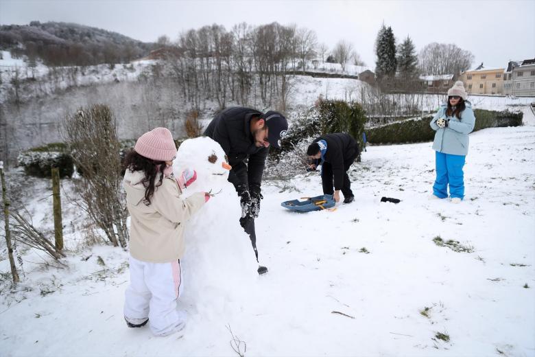 Varias personas juegan con nieve, a 6 de enero de 2026, en Pedrafita do Cebreiro, Lugo, Galicia (España). El Centro Integrado de Respuesta a Emergencias ha registrado este martes 26 incidencias relacionadas con la nieve o con el hielo, aunque sin heridos. En concreto la mayoría de los casos han estado relacionados con la presencia de hielo en carreteras secundarias.

Carlos Castro / Europa Press
06/1/2026