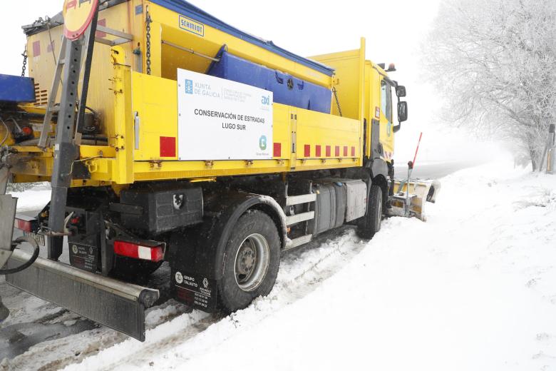 Varias personas juegan con nieve, a 6 de enero de 2026, en Pedrafita do Cebreiro, Lugo, Galicia (España). El Centro Integrado de Respuesta a Emergencias ha registrado este martes 26 incidencias relacionadas con la nieve o con el hielo, aunque sin heridos. En concreto la mayoría de los casos han estado relacionados con la presencia de hielo en carreteras secundarias.

Carlos Castro / Europa Press
06/1/2026
