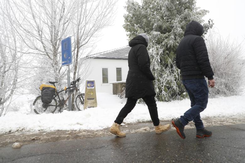 LUGO (GALICIA), 06/01/2026.- Un camión quitanieves este martes, en la carretera LU-633 en el alto do Poio, Lugo (Galicia). El 112 Galicia ha registrado este martes más de una veintena de incidentes relacionados con hielo o nieve en las carreteras, en su mayoría en vías secundarias. EFE/ Eliseo Trigo