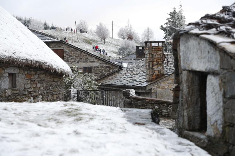 LUGO (GALICIA), 06/01/2026.- Vista de una señal de precaución por nieve este martes, en la carretera LU-633 en el alto do Poio, Lugo (Galicia). El 112 Galicia ha registrado este martes más de una veintena de incidentes relacionados con hielo o nieve en las carreteras, en su mayoría en vías secundarias. EFE/ Eliseo Trigo