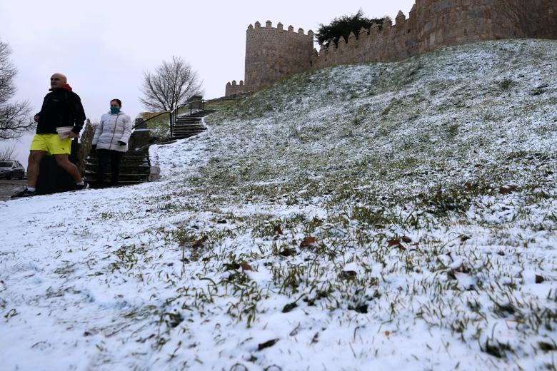 FOTODELDÍA -   O CEBREIRO (LUGO), 04/01/2026.- Paisaje nevado en O Cebreiro, Lugo. La Agencia Estatal de Meteorología (Aemet) prevé que mañana, lunes, la semana arranque con un descenso térmico, acompañado de nevadas en cotas bajas de zonas del norte y el centro, además de precipitaciones en el cuadrante sureste peninsular. Una masa de aire ártico afectará a la mitad norte peninsular, con un frente que dejará precipitaciones en la segunda mitad del día en Galicia, Cantábrico y alto Ebro; en forma de nieve a una cota de 400/600 metros sin descartar algún copo a cotas más bajas. EFE/Eliseo Trigo